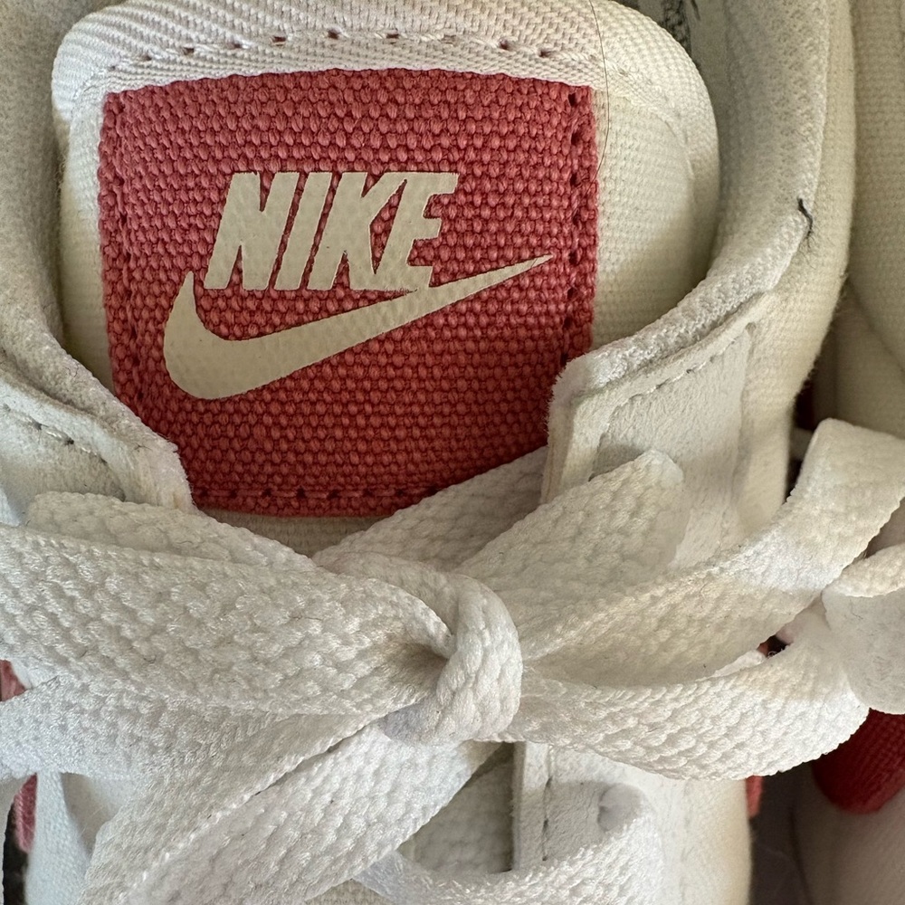 NIKE - SPECIAL EDITION - White and Pink Swoosh Low-Top Sneaker. Size 8.5 - Picture 4 of 16